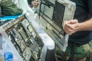 Tresky präsentiert robuste DIE Bonding- und Glasfasertechnologien fuer moderne Verteidigungssysteme